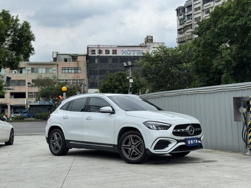 M-Benz 2024年式 GLA200 銀粉漆白