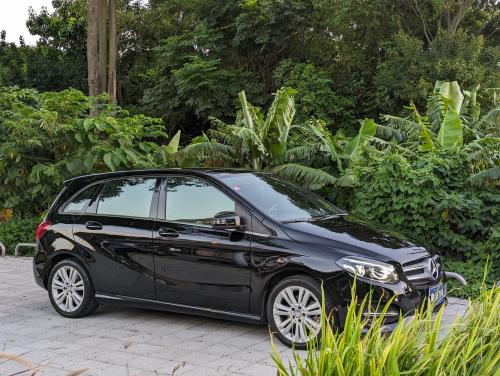 M-Benz 2015 B200 黑