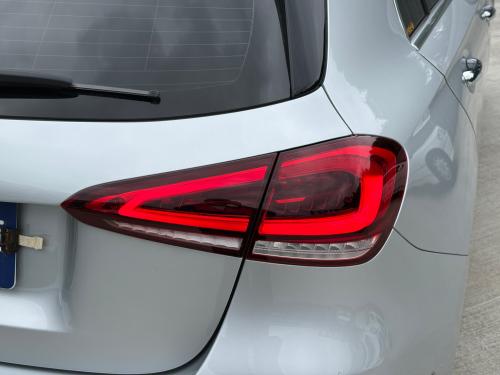 M-Benz 2023年式 A180 運動版 亮銀