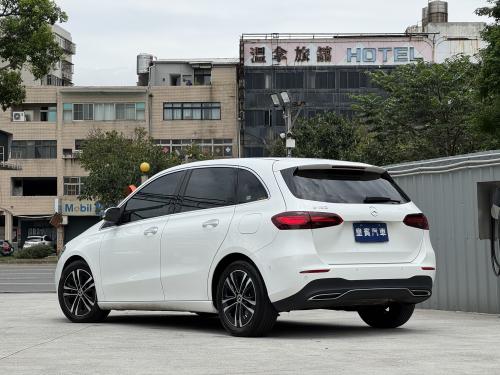 M-Benz 2023 B180 白