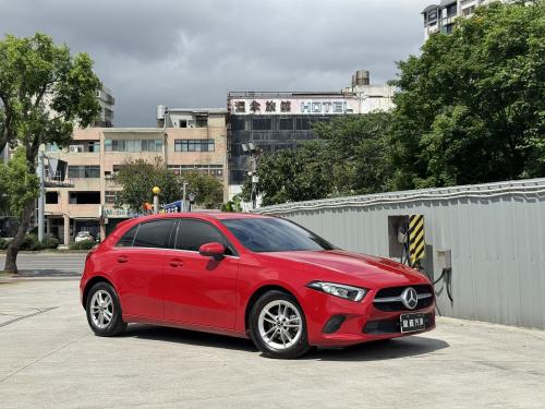 M-Benz 2020年式 A180 鮮紅