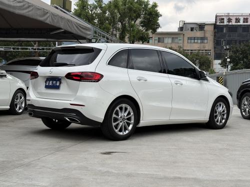 M-Benz 2023年式 B180 白