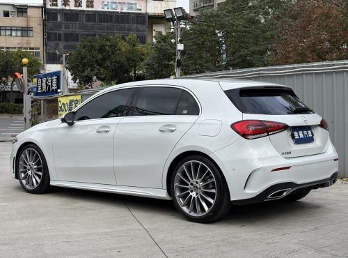 M-Benz 2022年式 A180 運動版 白